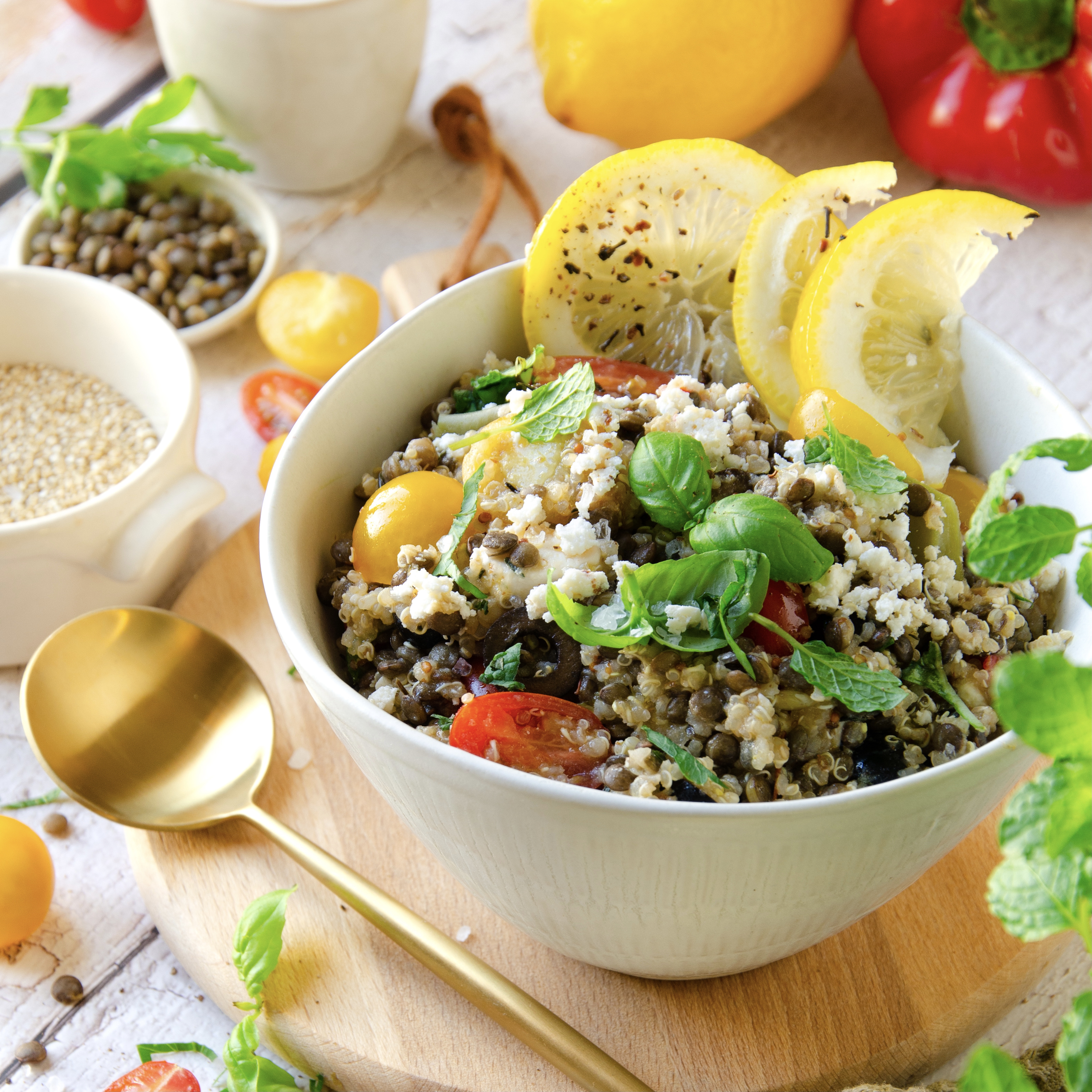 Salade estivale de lentilles, quinoa et légumes d’été